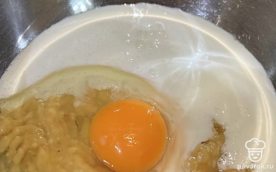 Измельчить бананы вилкой, влить кефир и вбить яйцо. Тщательно все перемешать.