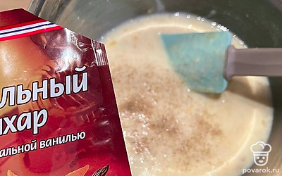 Добавить соду, обычный и ванильный сахар. Перемешать.