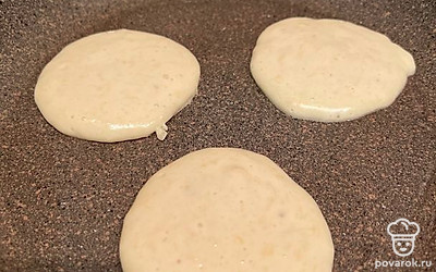 Смазать сковородку маслом, я использую кокосовое. Выпекать до золотистого цвета на среднем огне.