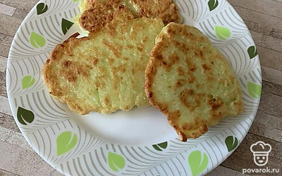 Перед подачей на стол выложить кабачковые оладьи порционно по 3 штуки. Подавать со сметаной.