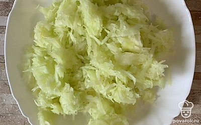 Почистить и натереть на терке кабачок. Отжать смесь.