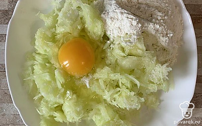 К кабачку добавить яйцо, соль муку и перемешать.