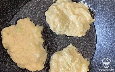 На сковородку налить масло. Положить смесь из кабачков, сформировать оладушки и обжарить с двух сторон.