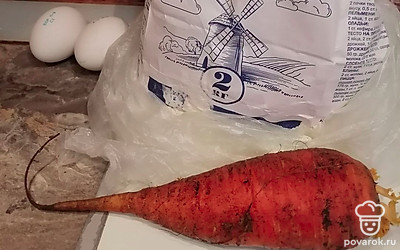 Подготовим продукты: муку, яйца, соль. Кабачки почистим и натрем на крупной терке. Морковь очистим и тоже измельчим. 