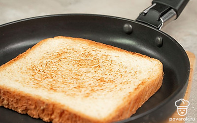 Приготовьте хлеб в тостере или поджарьте на сковороде. Поставьте сковороду на средний огонь, выложите ломтики хлеба. Через 1-2 минуты переверните их и поджарьте вторую сторону. Положите обжаренные кусочки хлеба на тарелку.