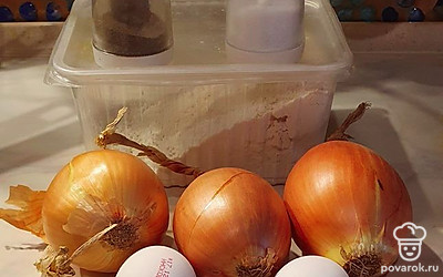 Почистите лук.