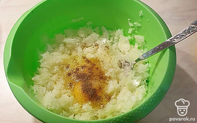 Выложите лук в большую чашу, добавьте яйца и специи, перемешайте.