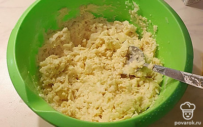 Добавьте муку, перемешайте.