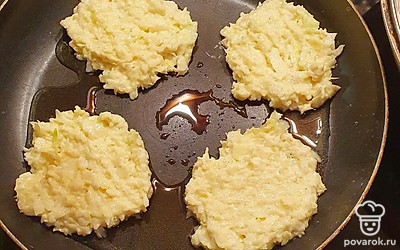 Жарьте на масле с двух сторон.