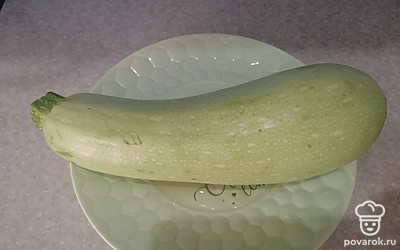 Кабачок помойте и почистите.