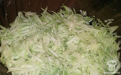 На терке натрите кабачок и лук, отожмите лишнюю воду.