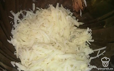 Натрите на крупной терке картошку. Можно добавить сыр и чеснок.