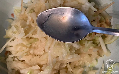 Яблоко натереть и сбрызнуть лимонным соком.