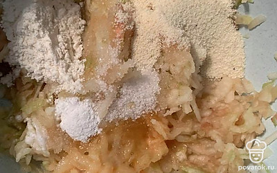 Добавить сахар, соль, муку, манку, яйцо и перемешать.