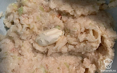 Добавить сливочное масло и разрыхлитель, перемешать. Дать постоять тесту 20 минут.