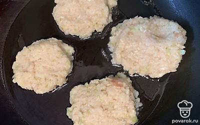 Выложить тесто на разогретую сковородку.