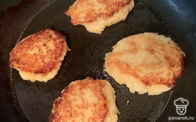 Обжарить до золотистой корочки с двух сторон.