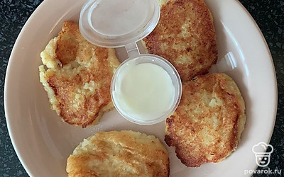 Подать со сметаной.