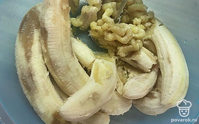 Мягкие бананы разминаем в пюре.