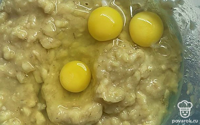 Добавляем к бананам яйца.