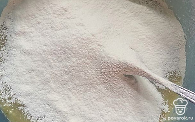 Туда же всыпаем муку. Все перемешиваем и обжариваем с двух сторон до готовности.