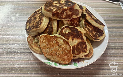 Подаем оладьи с чаем. Приятного аппетита!