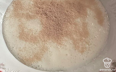 В глубокую тарелку наливаем кефир и добавляем дрожжи.