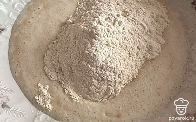 Хорошо перемешиваем и всыпаем муку.