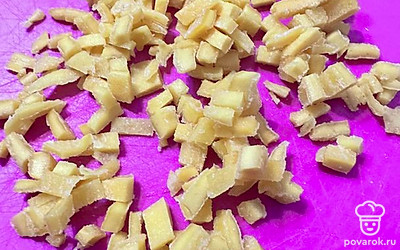 Мелко нарезаем манго.