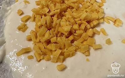 Соединяем все ингредиенты. Перемешиваем и оставляем тесто на 30 минут в теплом месте.