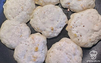 В сковороду наливаем растительное масло. Выкладываем тесто. Жарим по 5 минут с каждой стороны на среднем огне.