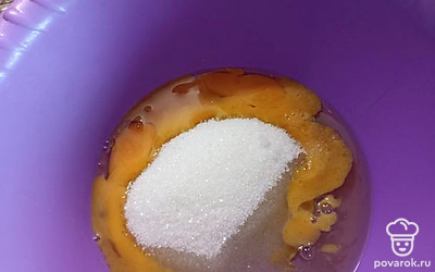 В миске смешиваем яйца, сахар, соль.