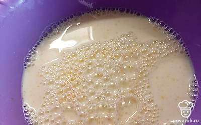 Вливаем молоко, перемешиваем.