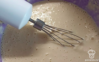 Добавляем муку, перемешиваем.