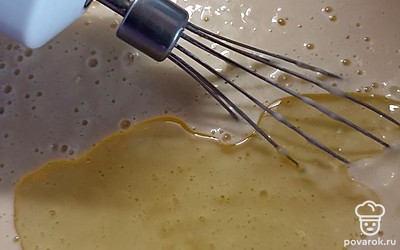 Вливаем масло, снова хорошо перемешиваем.