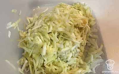 Кабачок измельчаем на крупной терке.