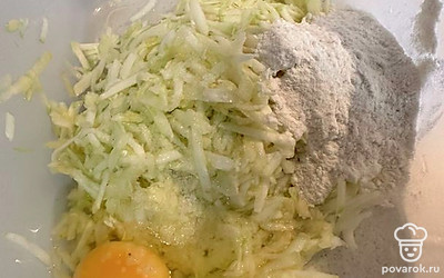 Добавляем яйцо, соль и муку. Хорошо перемешиваем.