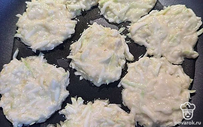 В сковороду наливаем растительное масло. Ложкой аккуратно выкладываем тесто.