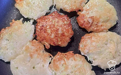 Жарим с двух сторон до золотистого цвета, по 5 минут с каждой стороны, на среднем огне.