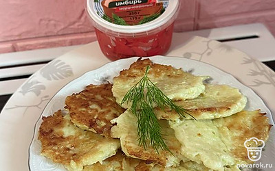 Подаем оладьи порционно, с маринованным имбирем и веточкой укропа. Приятного аппетита!