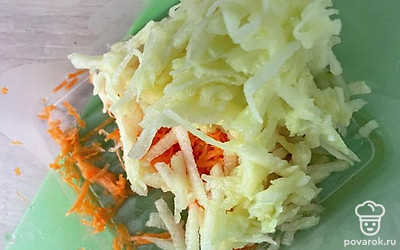 Морковь и яблоко натереть.