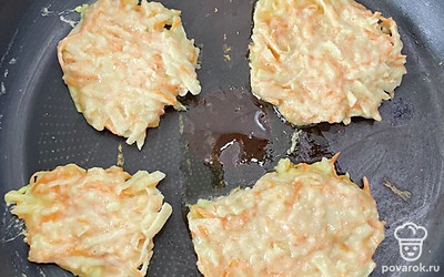 Обжарить на масле с двух сторон на маленьком огне.