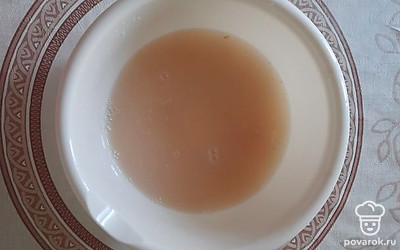 В теплую воду добавьте сахар, соль, растительное масло и дрожжи.
