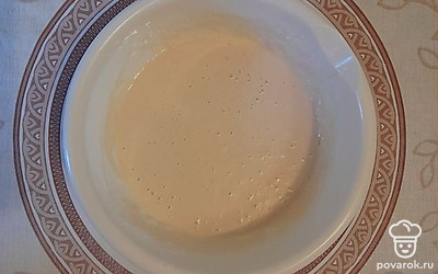 Всыпьте просеянную муку. При помощи венчика тщательно перемешайте все ингредиенты. Прикройте крышкой и оставьте на 20-30 минут. 