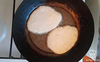 На сковороду налейте немного растительного масла, разогрейте его на плите. Столовой ложкой выложите тесто. Жарьте 3-4 минуты.
