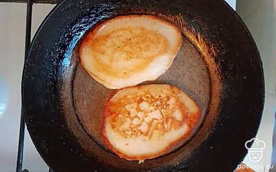 Переверните оладушки и томите еще 3 минуты.
