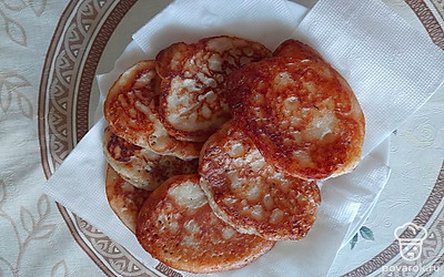 Готовые оладьи выложите на тарелку, застеленное бумажными салфетками. Они впитают лишнее масло.
