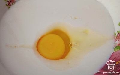 Смешайте кефир и яйцо.