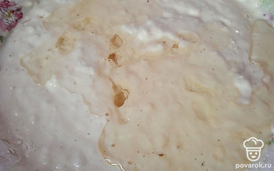 Добавьте сахар, соль, соду, муку. Перемешайте. Добавьте растительное масло. Опять перемешайте.