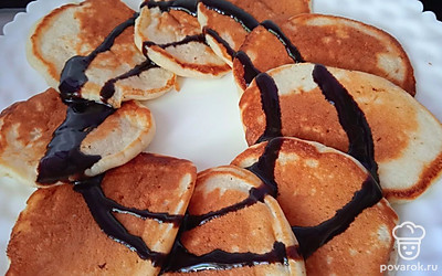 Подавайте украсив по желанию.